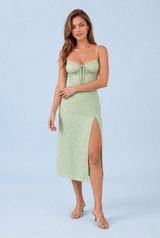 Vestido floral con abertura y tirantes finos