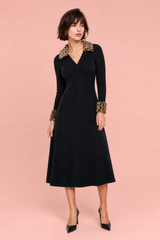 Vestido negro escote V leopardo