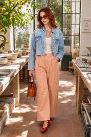 Veste en jean bleu clair courte effilochée | Photo lifestyle | Lounelle Paris