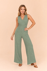 Mono verde con escote en V y cintura fruncida