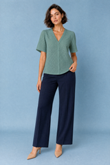 Blusa blanca calada con escote en V