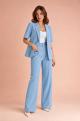 Traje de pantalón azul claro de manga corta
