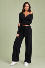 Conjunto de top con cuello en V y pantalón ancho