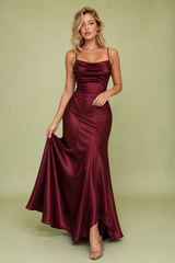 Vestido largo burdeos con espalda de cordones