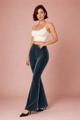 Pantalón gris oscuro de talle alto y corte acampanado