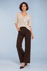 Camiseta beige con escote en V y flores bordadas