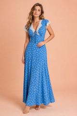 Vestido largo azul de lunares con escote en V