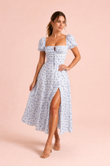 Vestido azul con escote cuadrado y mangas abullonadas