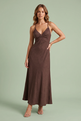 Vestido largo marrón con tirantes cruzados