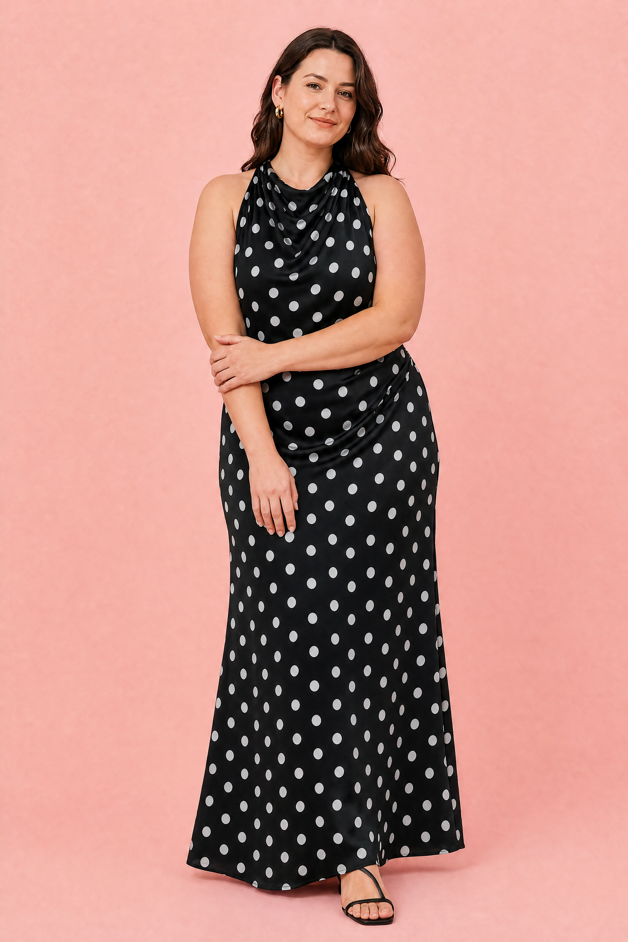 Robe noire à pois col halter | Porté sur une silhouette plus ronde | Lounelle Paris