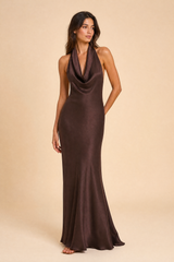 Vestido marrón con cuello halter y espalda descubierta