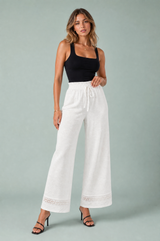 Pantalón blanco de talle alto con encaje