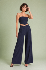 Conjunto a rayas con top bandeau y pantalón de pernera ancha