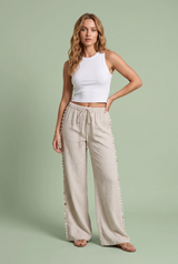 Pantalón ancho beige con conchas