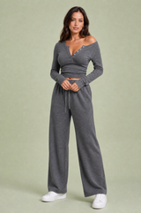 Conjunto cuello en V y pantalón ancho
