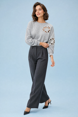 Sudadera gris calada con perlas