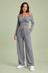 Conjunto de top con cuello en V y pantalón ancho