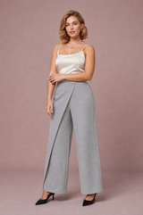 Pantalón de talle alto y pernera ancha con detalle asimétrico