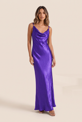 Vestido satinado morado de espalda descubierta