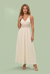 Vestido largo color albaricoque con detalle de encaje, cuello halter y espalda descubierta