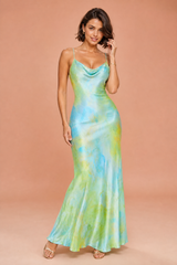 Vestido largo estampado efecto acuarela en tonos pastel con escote drapeado y tirantes finos