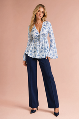 Blusa floral de escote en V con mangas acampanadas