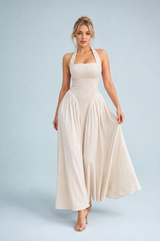 Vestido largo color albaricoque con cuello halter y espalda descubierta