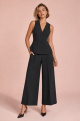 Conjunto negro con top de escote en V y pantalón de tiro alto