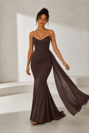Vestido marrón palabra de honor con escote corazón
