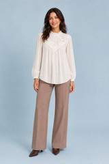 Blusa con cuello volante y mangas abullonadas