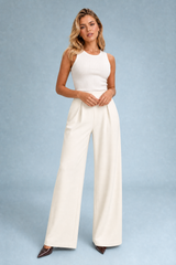 Pantalón beige de tiro alto y pernera ancha