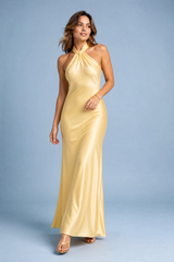 Vestido amarillo cuello halter espalda descubierta