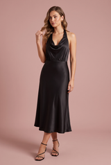 Vestido negro satinado de cuello halter