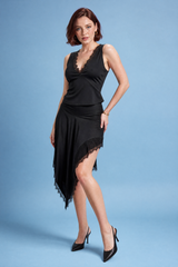 Vestido negro de encaje asimétrico