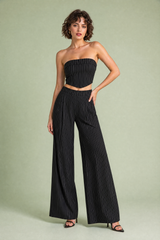 Conjunto a rayas con top bandeau y pantalón de pernera ancha