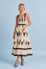 Vestido largo color albaricoque con estampado floral negro y cintura fruncida