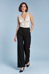 Body marfil satinado con escote en V