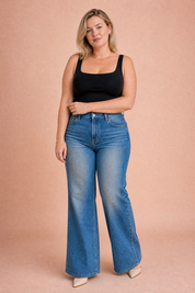Jean bleu délavé jambe évasée | Porté sur une autre silhouette | Lounelle Paris