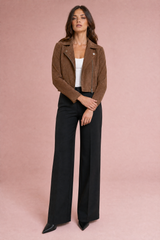 Chaqueta corta de suedina con cremallera asimétrica