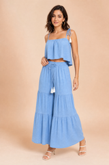 Conjunto de top corto azul claro con tirantes anudados y pantalón ancho escalonado