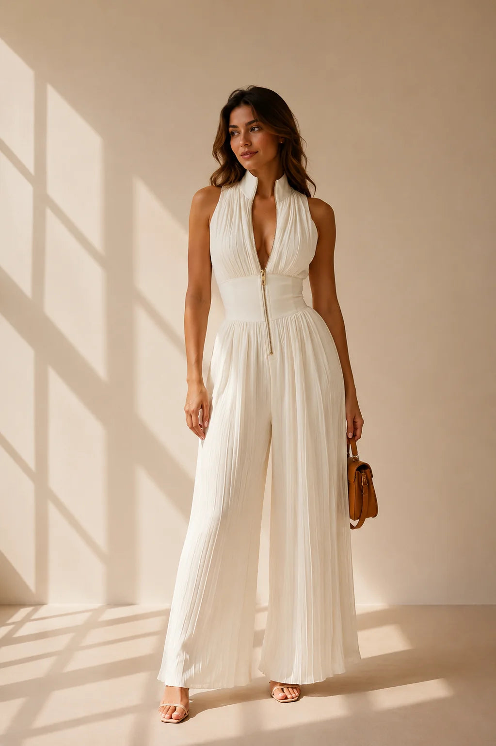 Mono blanco plisado cuello alto