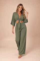 Conjunto crop top anudado y pantalón ancho