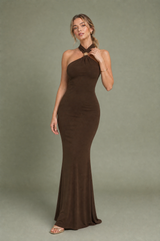 Vestido largo ajustado de cuello halter
