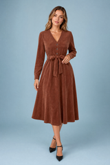 Vestido marrón de pana con escote en V