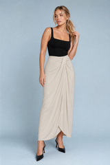 Falda beige drapeada efecto portafolio