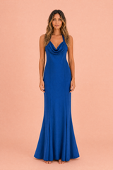 Vestido largo azul con cuello halter