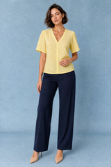 Blusa blanca escote V calado