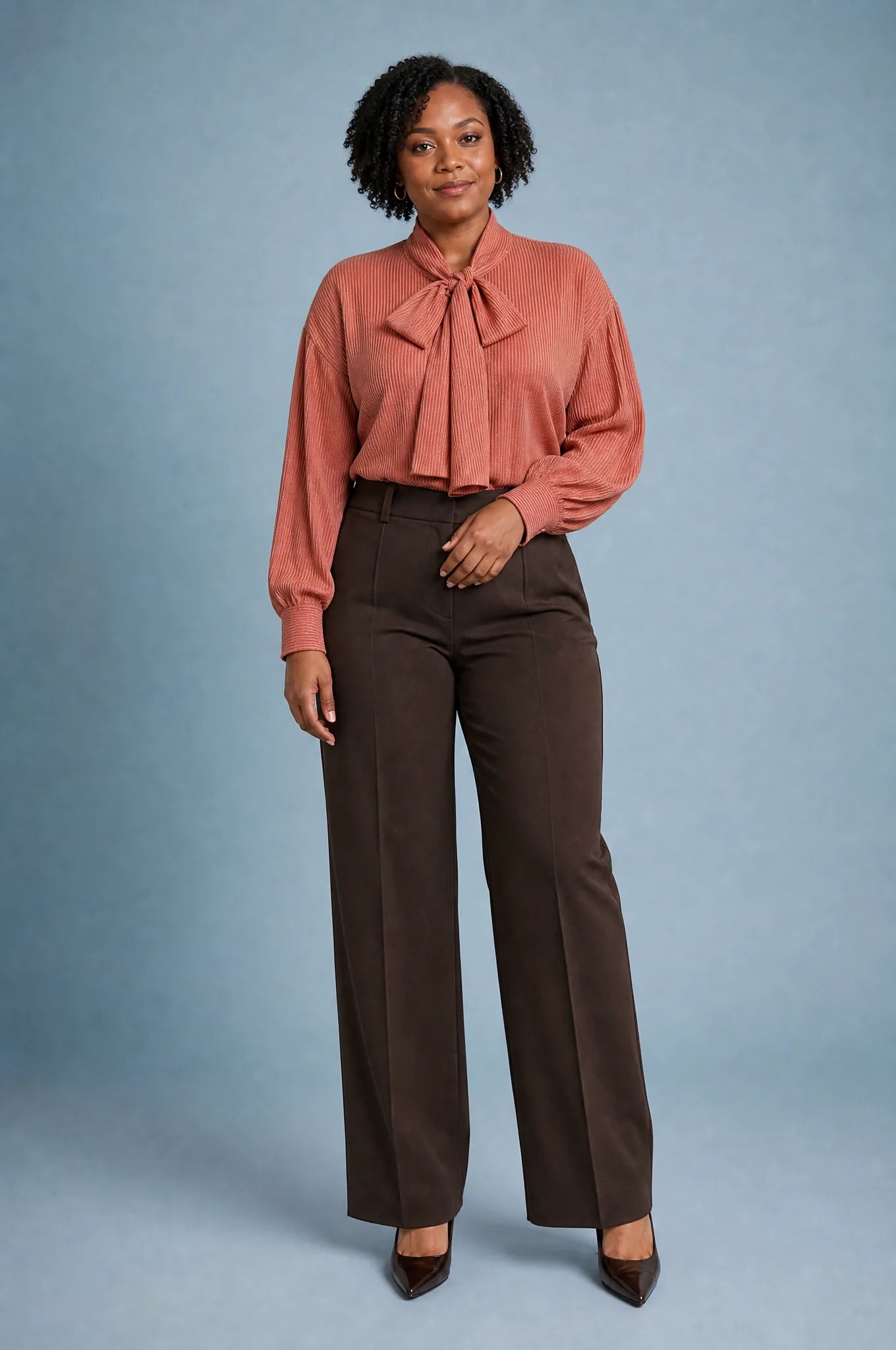 Blouse rouge orangée à rayures lavallière | Porté sur une autre silhouette | Lounelle Paris