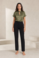 Blouse satinée col montant manches courtes