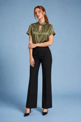 Blusa satinada cuello alto mangas cortas